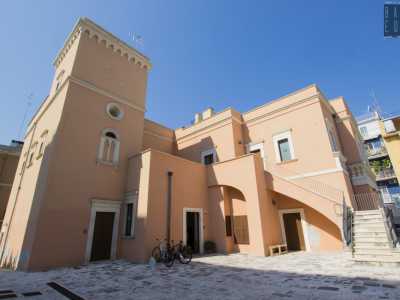 La Mend�gne  - La parte pi� antica del quartiere Picone � �La Montagna�: chiamata cos� perch� situata su una sorta di �collinetta� sopraelevata rispetto al piano stradale. Un quadrilatero segnato da strettissime vie sulle quali si affacciano ancora una manciata di palazzine di inizio secolo, oltre a Palazzo Caleno, uno stabile di fine 800 che comprende anche una piccola cappella